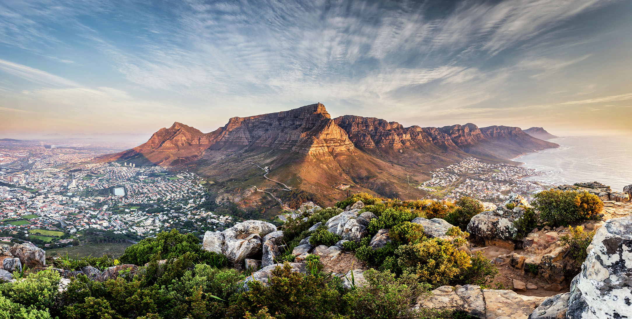 A panoramic view of Cape Town, South Africa and the mountains that the city borders.