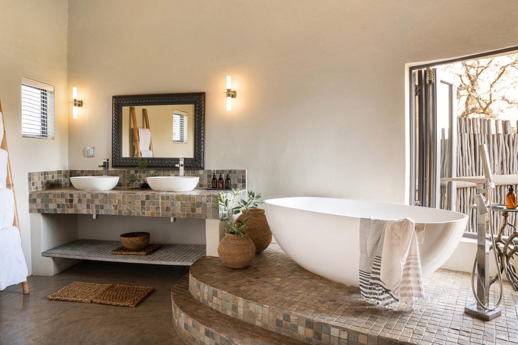 A bathroom suite at Simbavati River Lodge