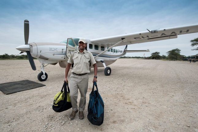 tanzania-serengeti-under-canvas-suc-guest-area-arrival-plane-with-andbeyonder-staff-carrying-luggage-collections-3000w-copy