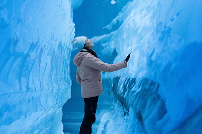 white-desert-antarctica-bluetunnels46-copy